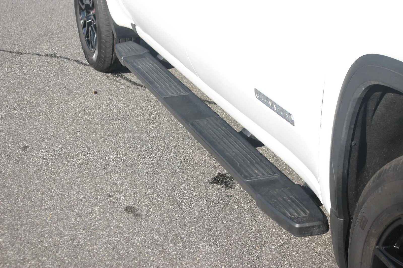 Used 2024 Summit White GMC Elevation image 10