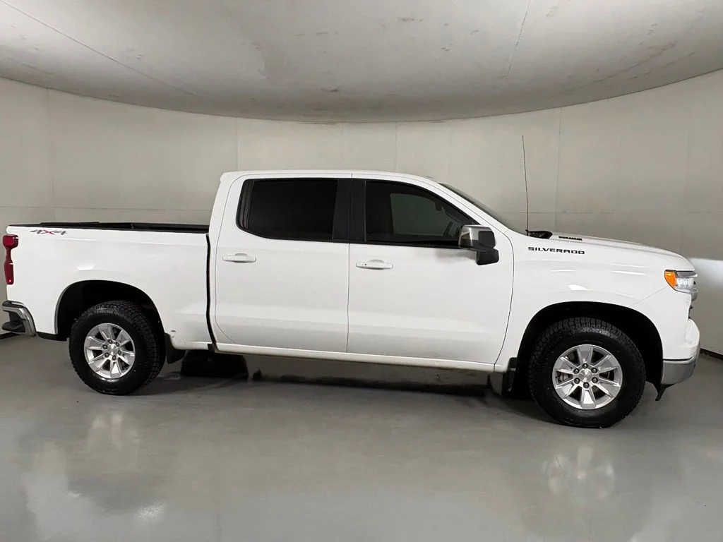 Used 2022 White Chevrolet LT image 11