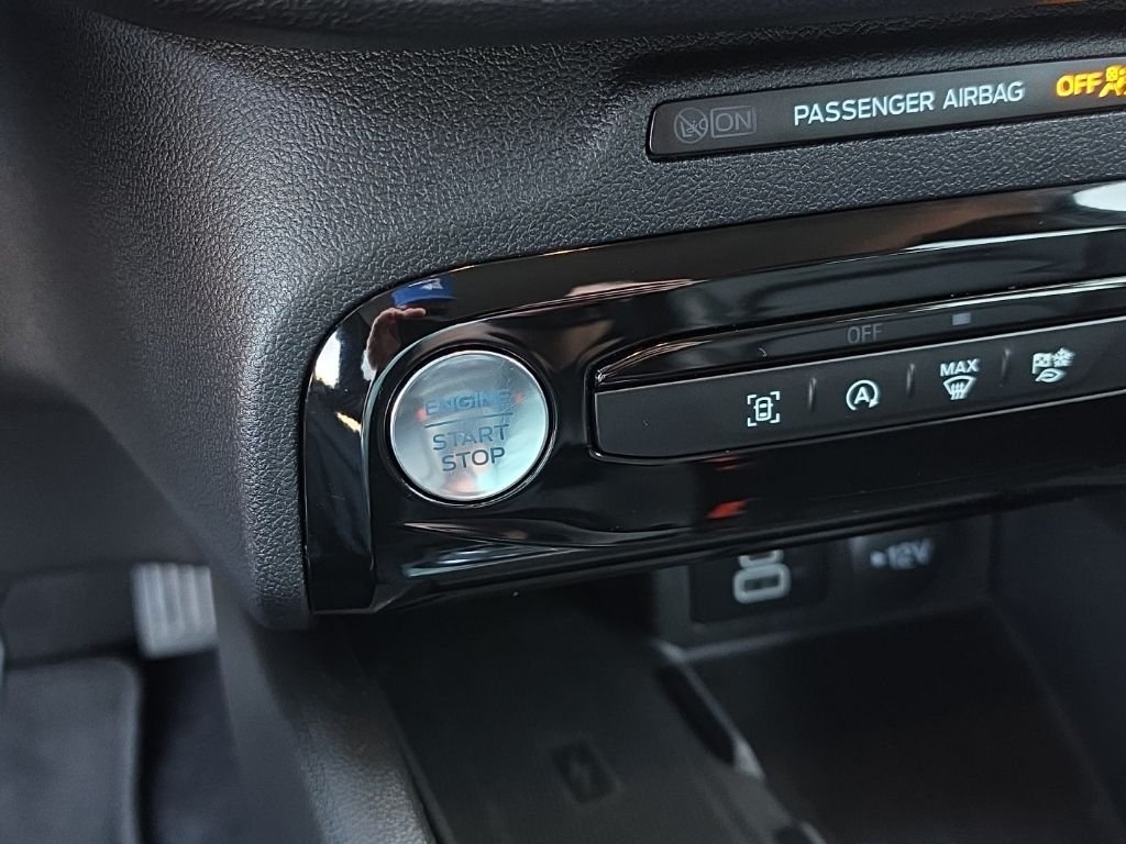 Used 2025 Silver Ford Platinum image 18