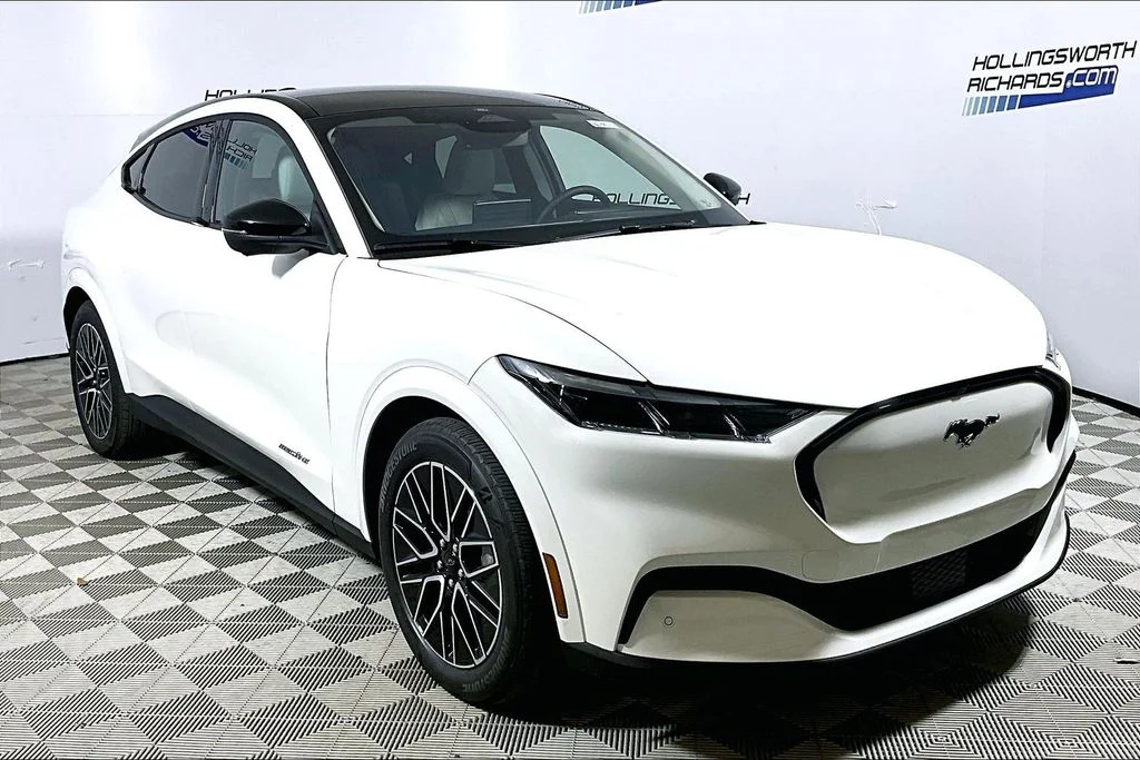New 2026 Star White Metallic Tri-coat Ford Premium image 2