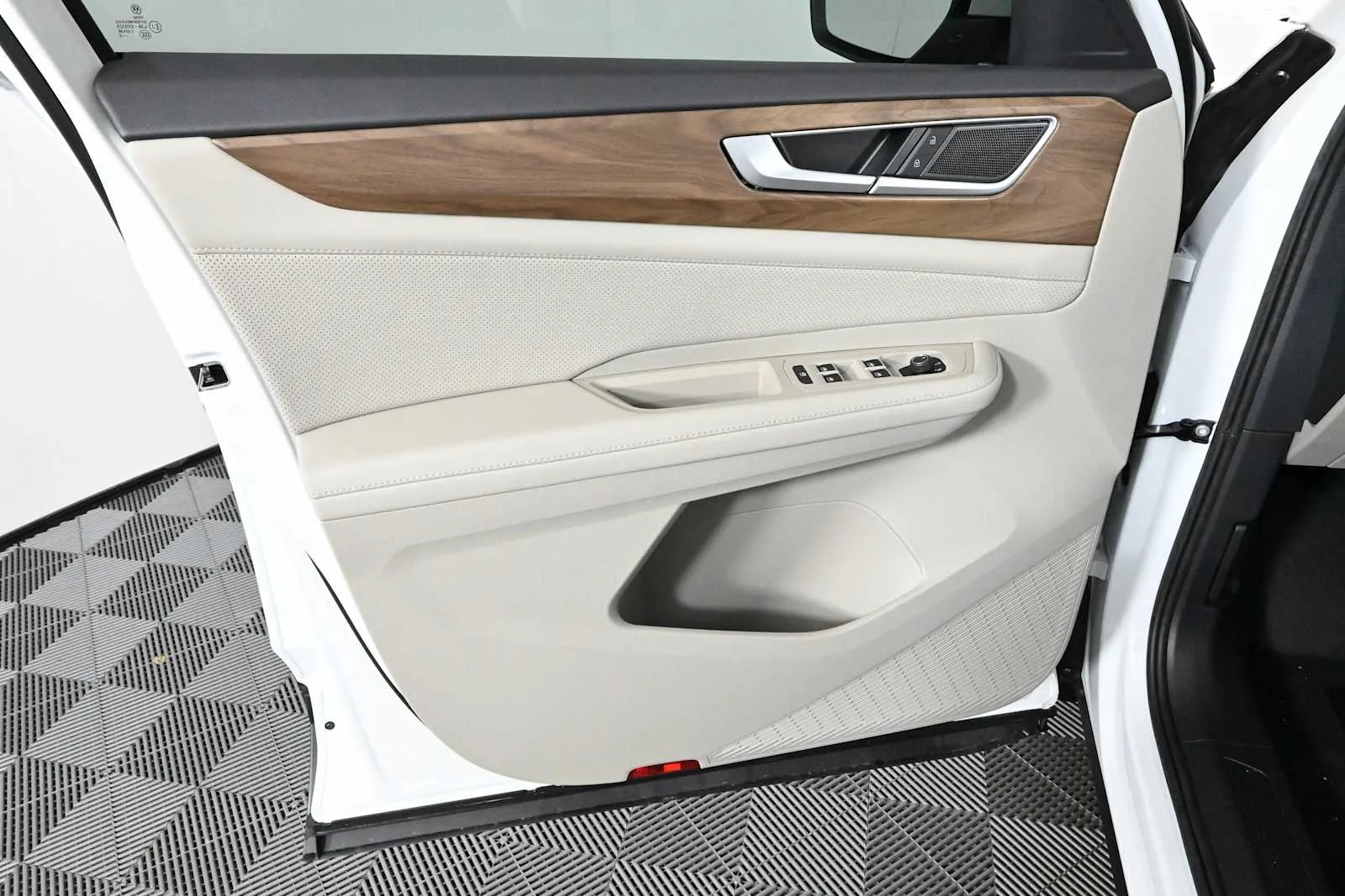 New 2026 Opal White Pearl Volkswagen 2.0T SE image 19
