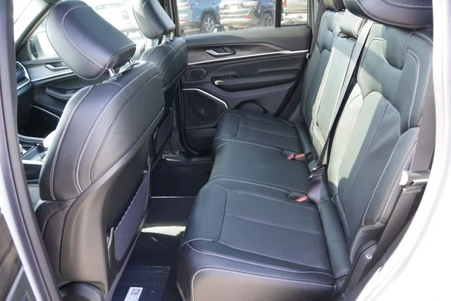 New 2026 Bright White Clear-Coat Exterior Paint Jeep Limited Reserve image 12