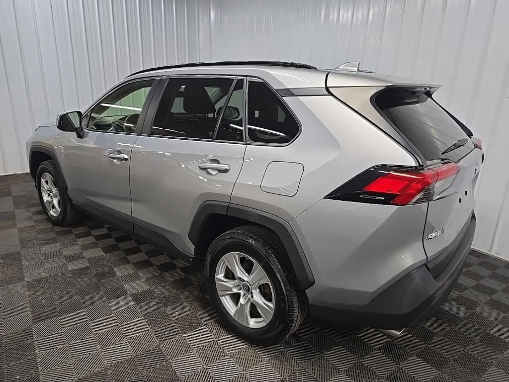 Used 2019 Silver Toyota XLE image 9