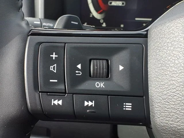 Used 2025 Gold Nissan Platinum image 23