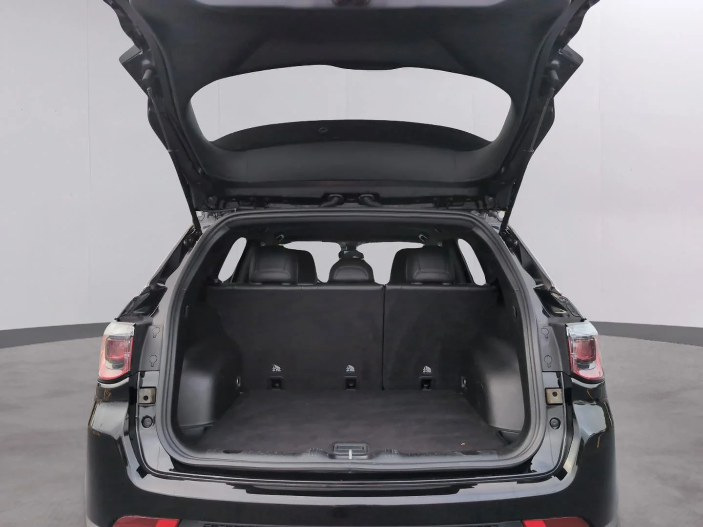 Used 2024 Diamond Black Crystal Pearlcoat Jeep Latitude image 9