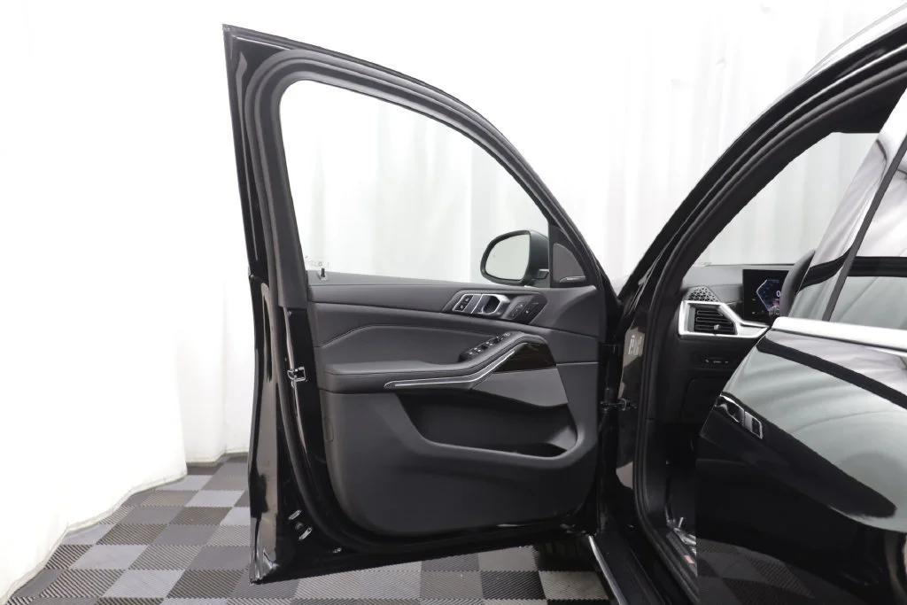 New 2026 BLACK SAPPHIRE BMW xDrive40i image 5