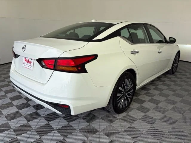 Used 2025 Glacier White Nissan SV image 7