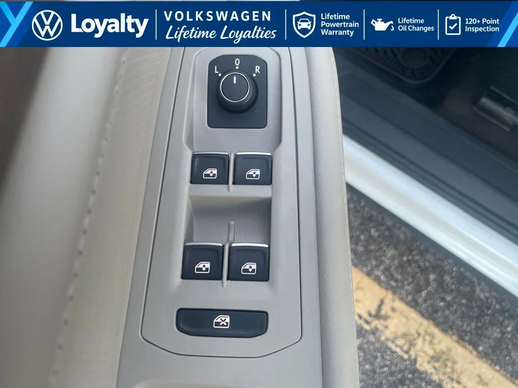 Used 2026 White/off-white Volkswagen SE image 19