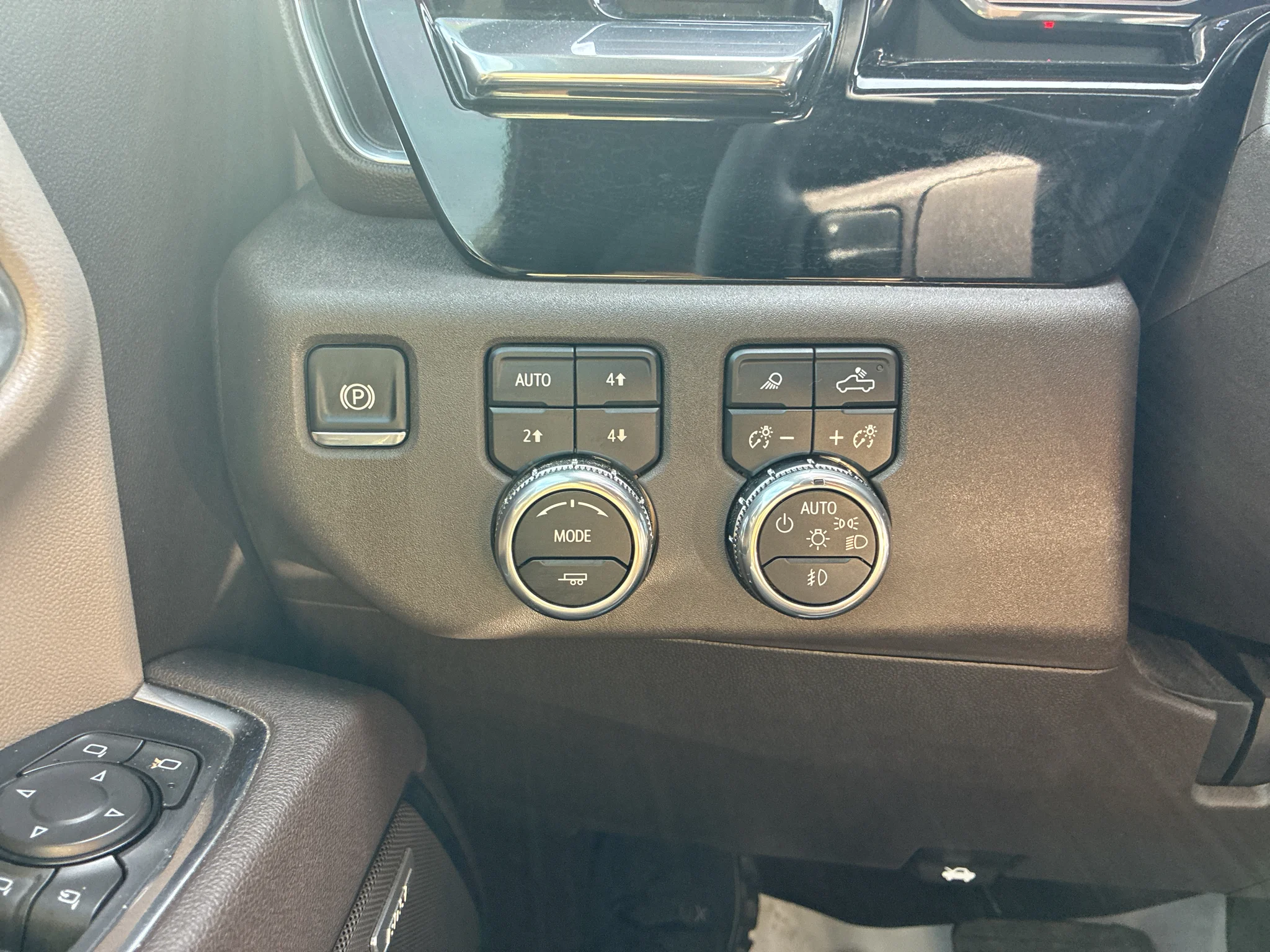 Used 2025 Summit White GMC SLT image 29