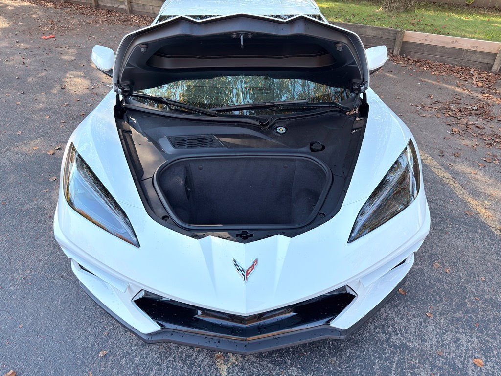 Used 2021 White Chevrolet Stingray image 27