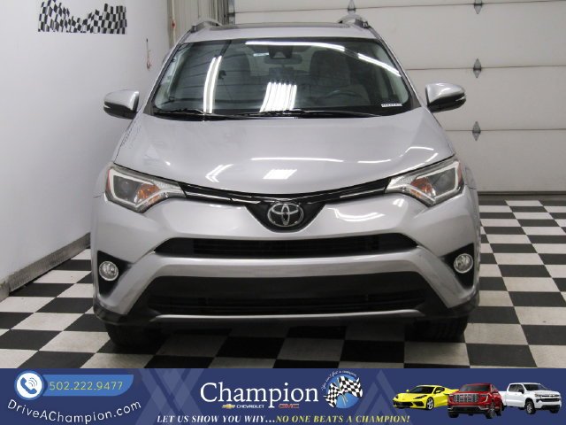 Used 2018 Silver Toyota XLE image 2
