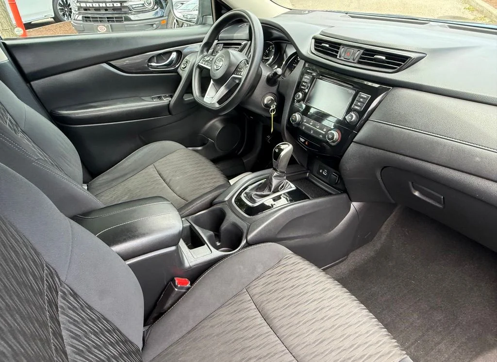 Used 2018 Blue Nissan S image 26