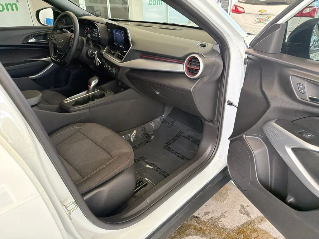 Used 2025 White Chevrolet 1RS image 25