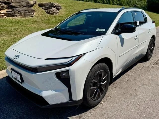 New 2026 Wind Chill Pearl Toyota XLE image 2