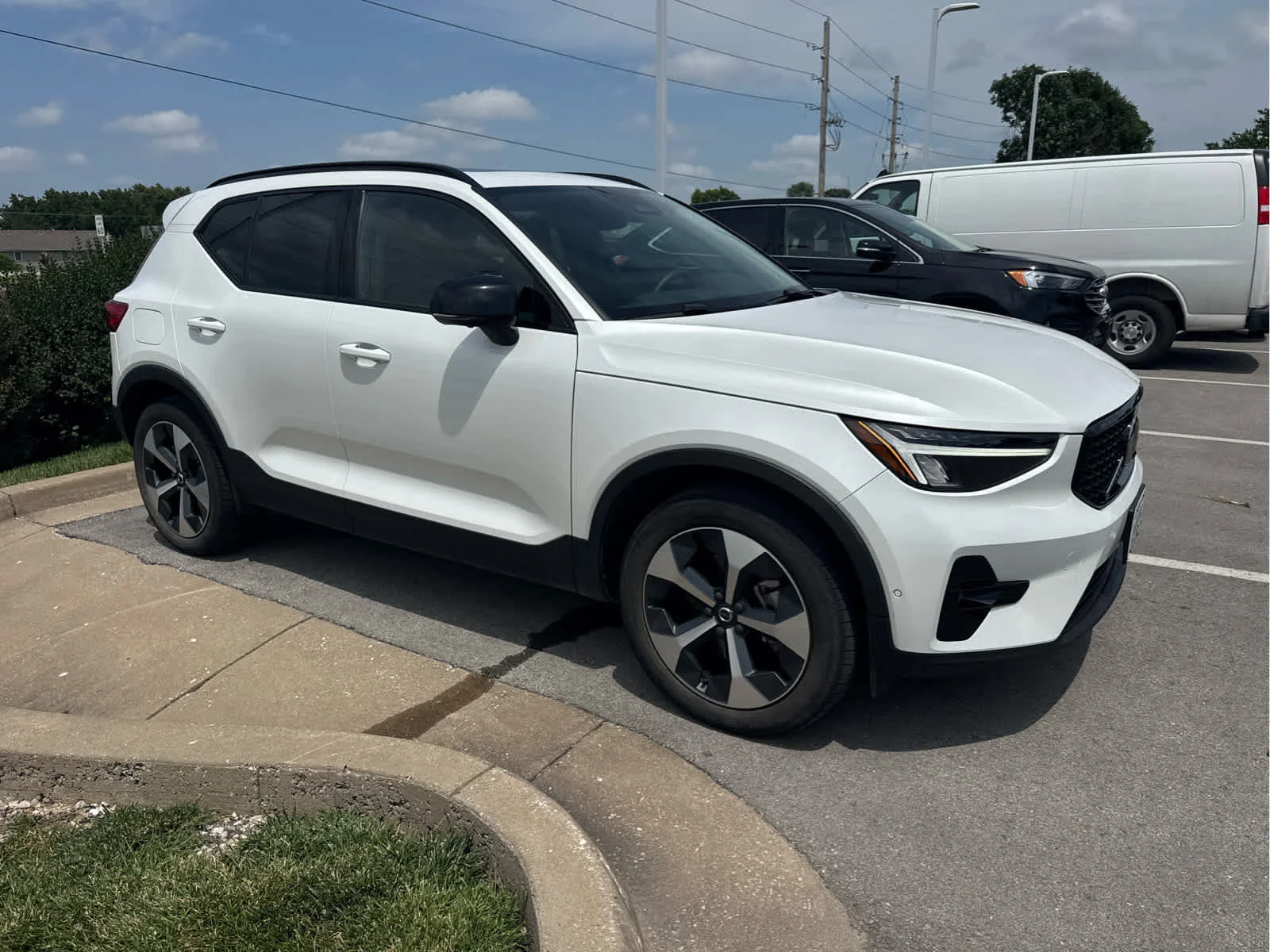 2024 Volvo XC40 B5 Plus Dark AWD's photo