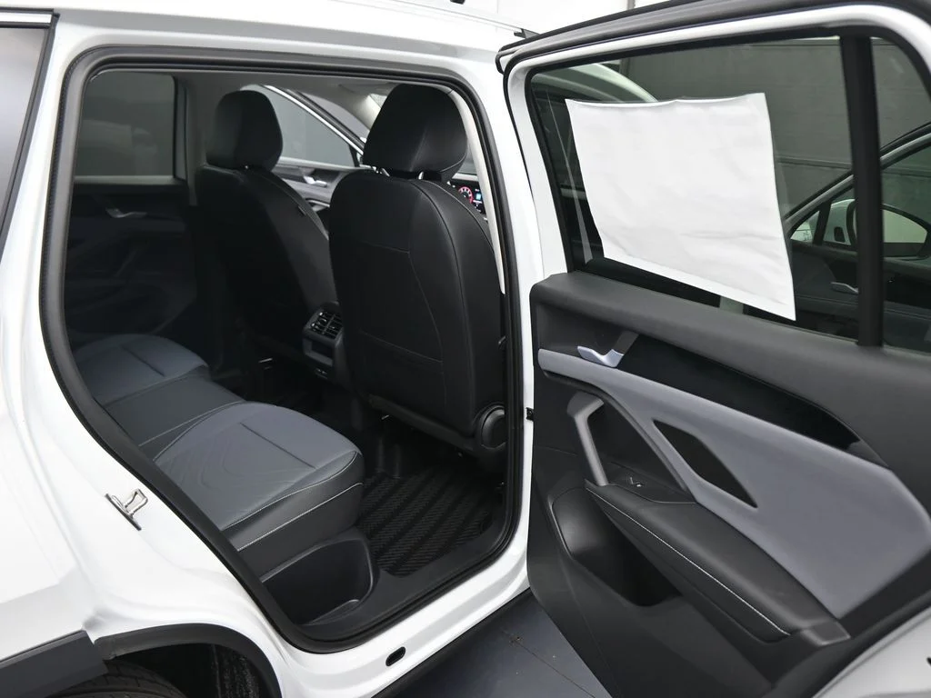 2026 Volkswagen Tiguan SE - Photo 42