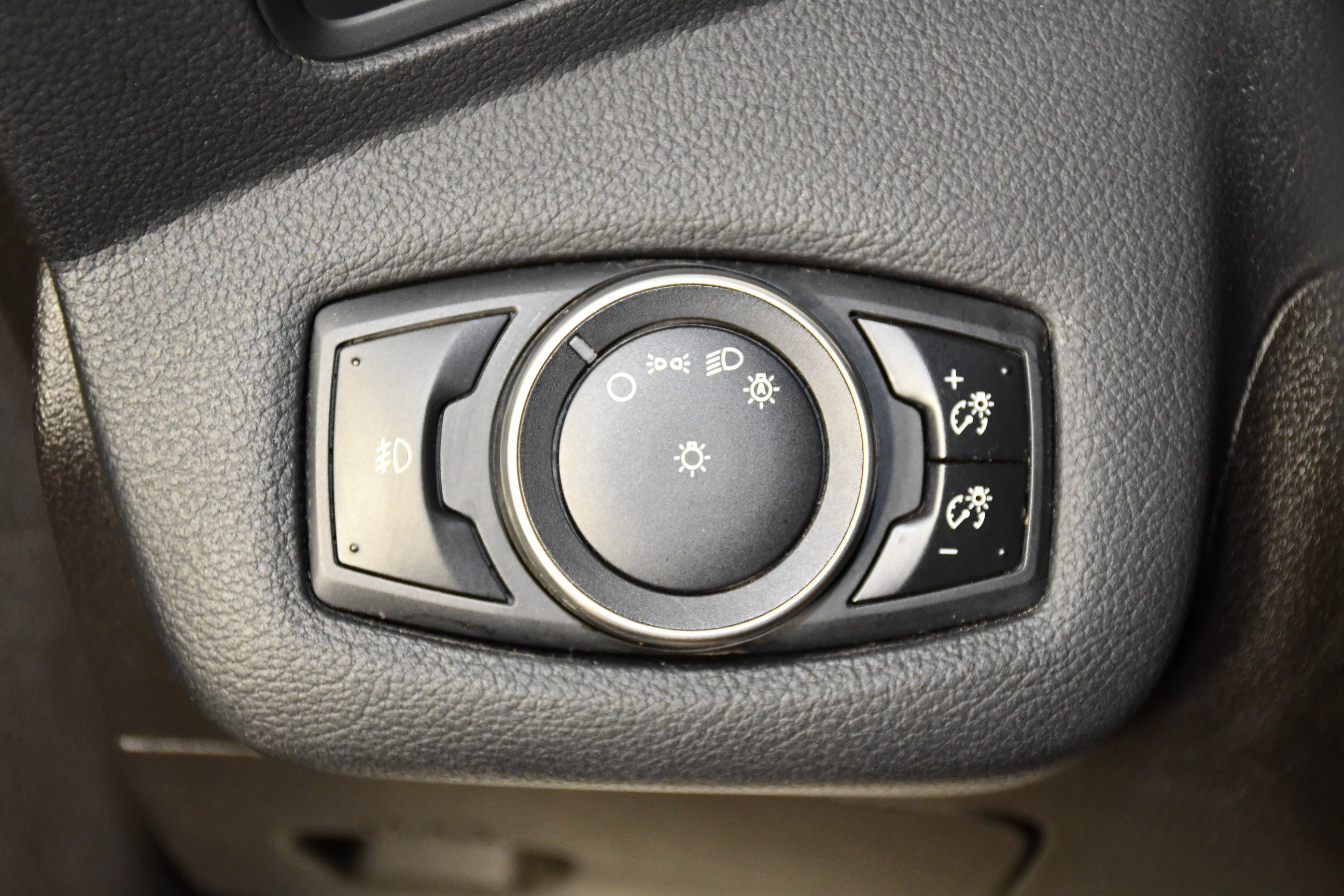 Used 2015 Ruby Red Metallic Ford SE image 34
