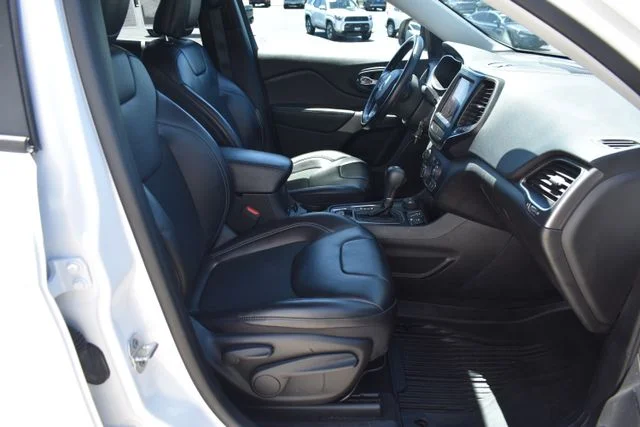 Used 2020 White Jeep Latitude image 18