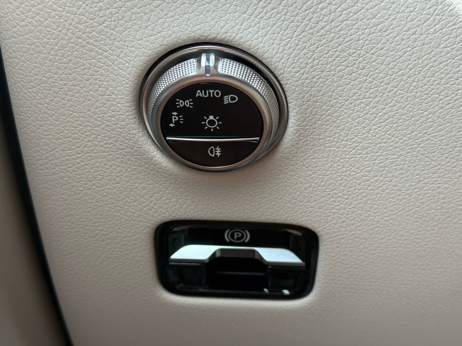 Used 2026 MANUFAKTUR Moonlight White Metallic Mercedes-Benz GLC 350e image 26