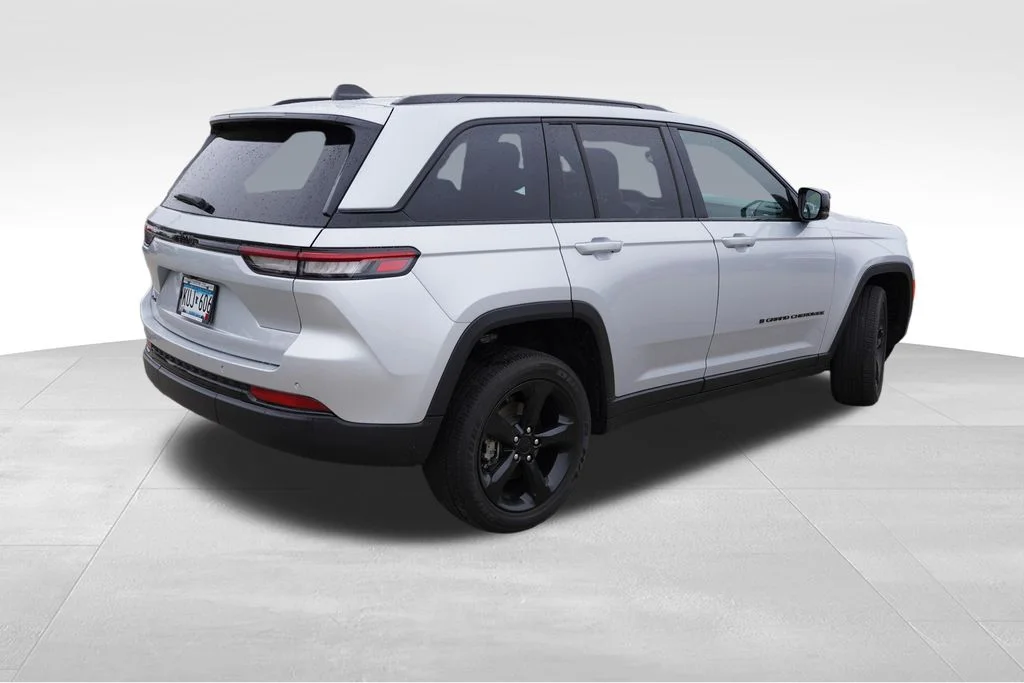 Certified Used 2023 Silver Zynith Jeep Altitude X image 3