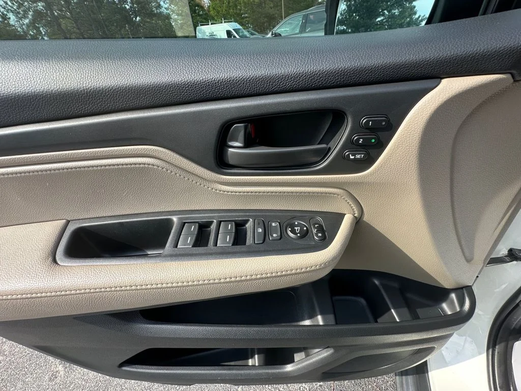 Used 2019 White Honda EX-L image 32