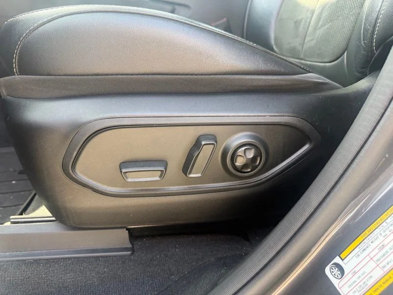 Used 2022 Gray Jeep Altitude image 5