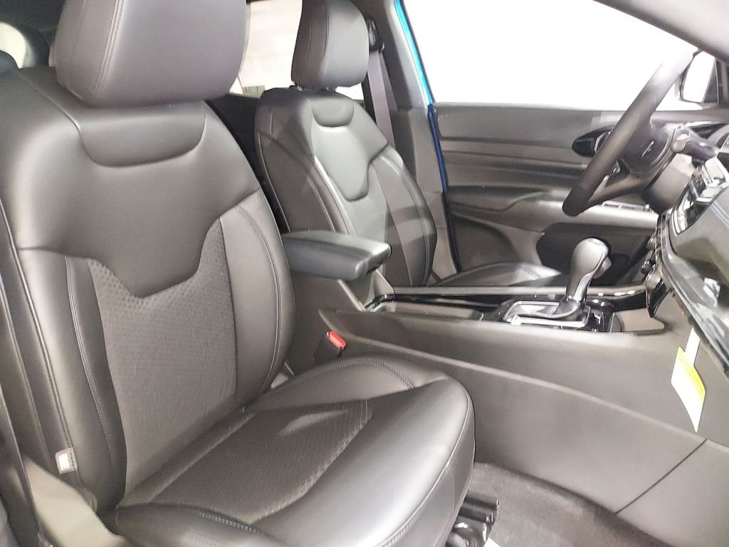 New 2026 Hydro Blue Pearl-Coat Exterior Paint Jeep Latitude image 27