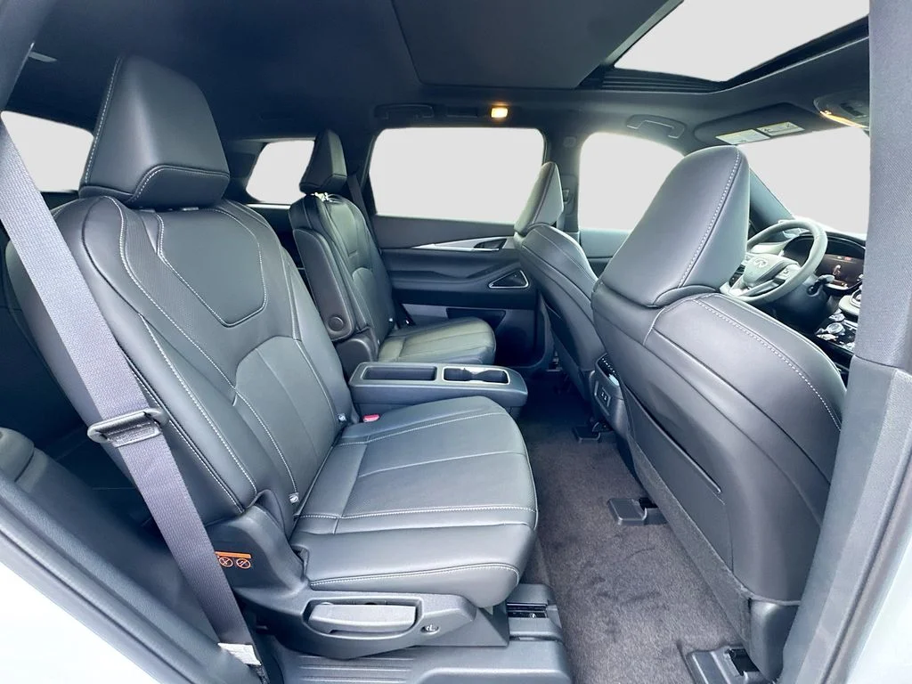 New 2027 2T RAD WHT INFINITI Sport AWD image 30