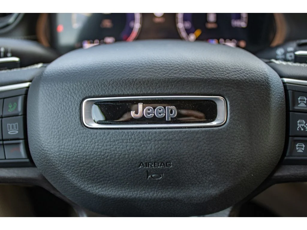 New 2026 Bright White Clear-Coat Exterior Paint Jeep Limited image 42