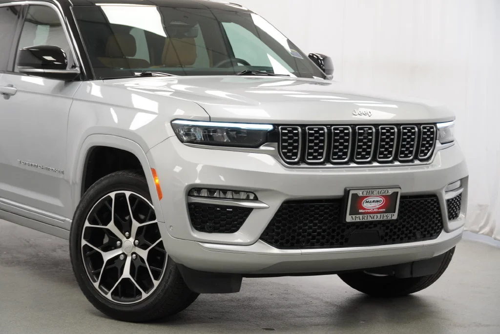 Used 2025 Silver Jeep Summit Reserve image 6