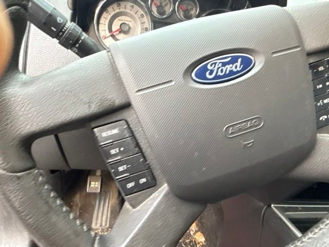 Used 2010  Ford Limited image 8