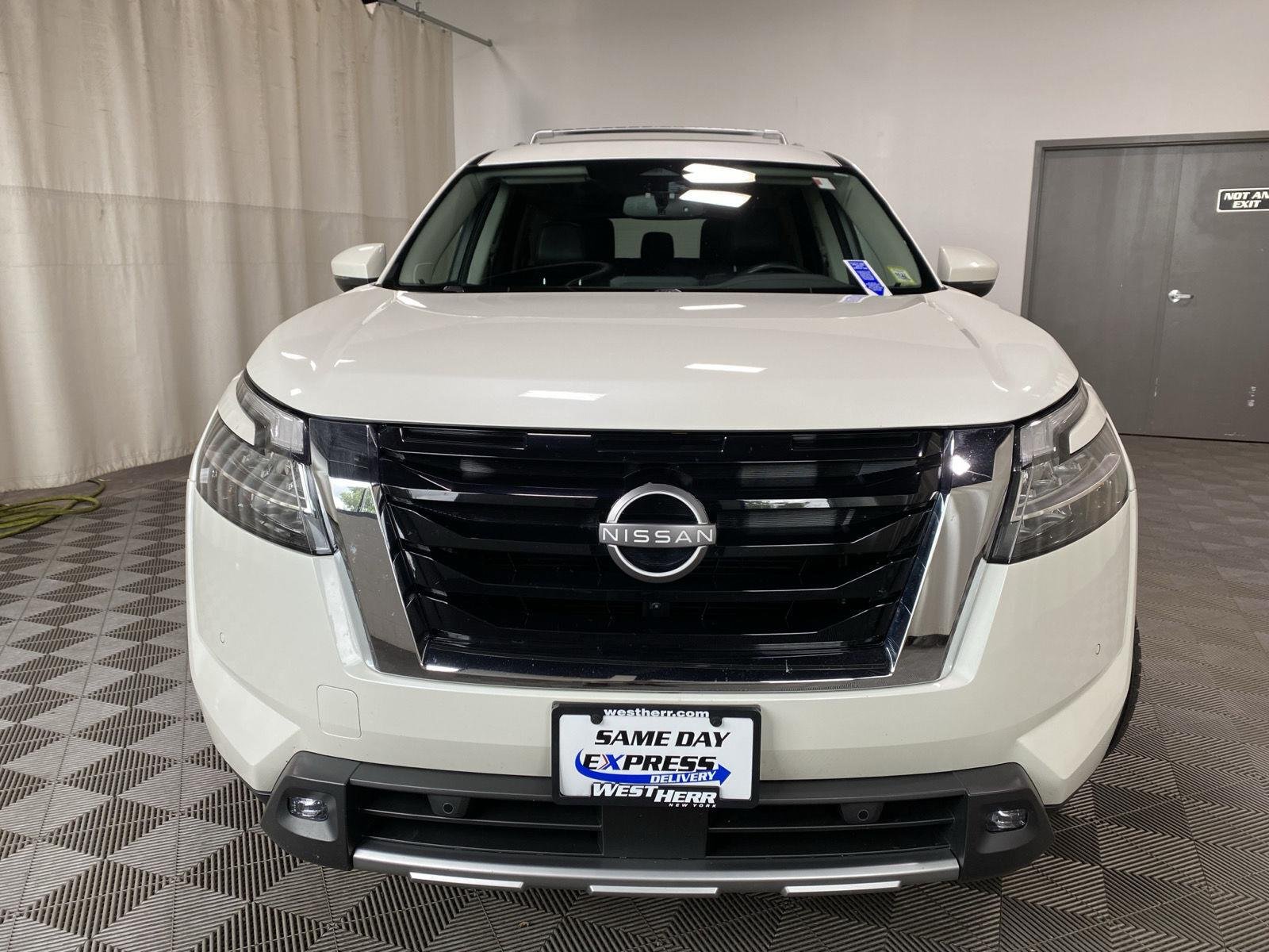 Used 2022 Pearl White Tricoat Nissan SL image 5