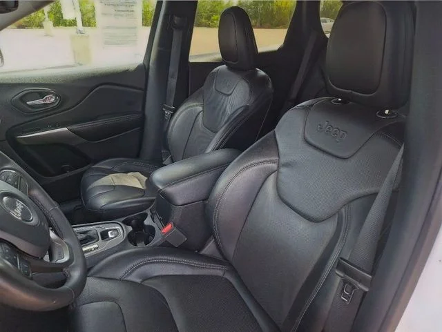 Used 2022 White Jeep Latitude Lux image 9
