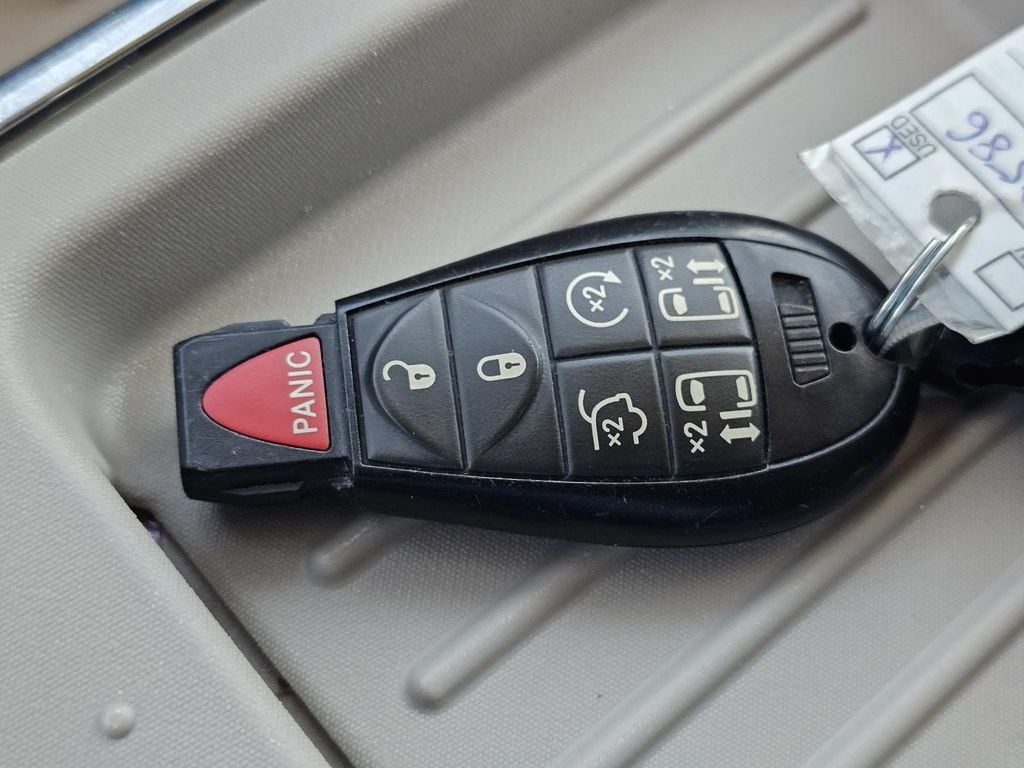 Used 2015 Black Chrysler Touring-L image 33