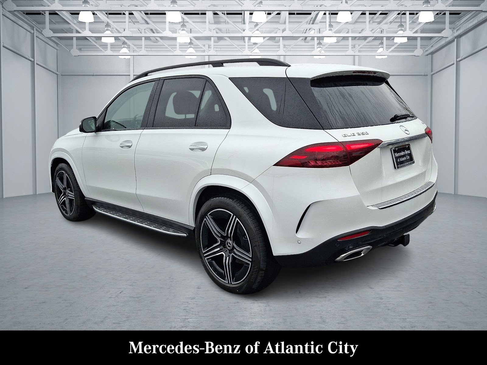 New 2026 MANUFAKTUR Moonlight White Metallic Mercedes-Benz GLE 350 image 3