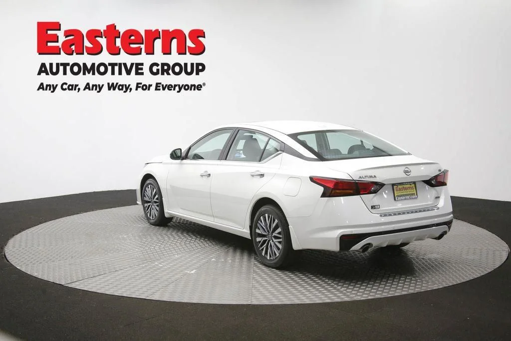 Used 2023 White Nissan 2.5 SV image 67