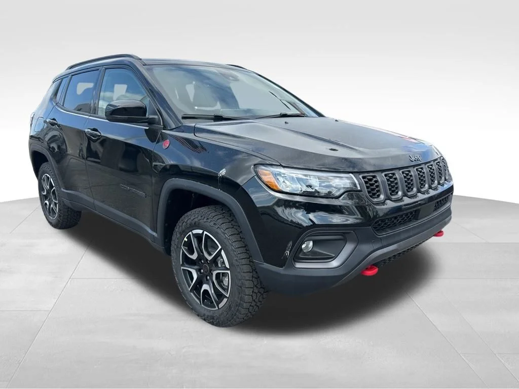 New 2026 Diamond Black Crystal Pearl-Coat Exterior Paint Jeep Trailhawk image 3