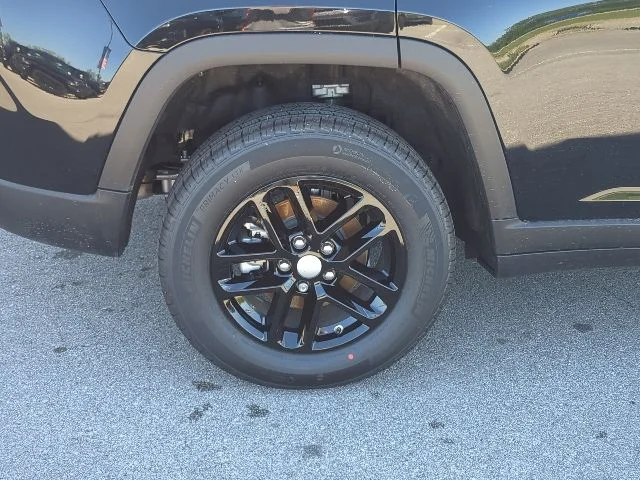 New 2026 Diamond Black Crystal Pearl-Coat Exterior Paint Jeep Laredo X image 32