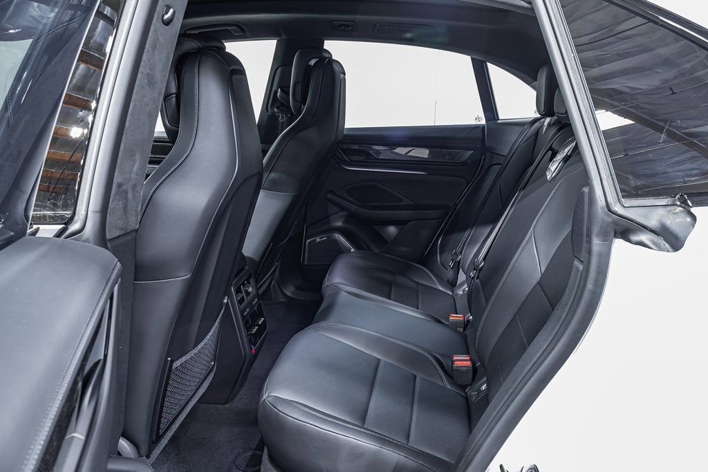 2025 Porsche Macan Turbo Electric - Photo 18