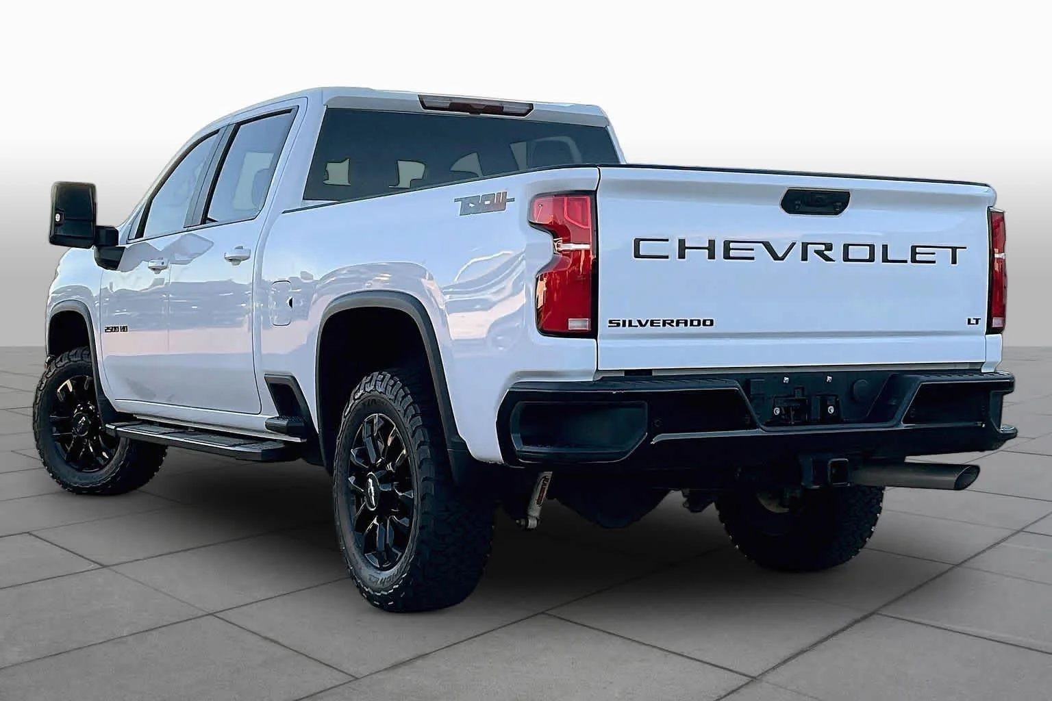 Used 2025 Summit White Chevrolet LT image 10