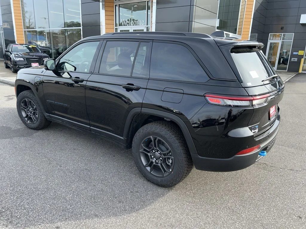 New 2024 Diamond Black Crystal Pearl-Coat Exterior Paint Jeep Trailhawk 4xe image 7