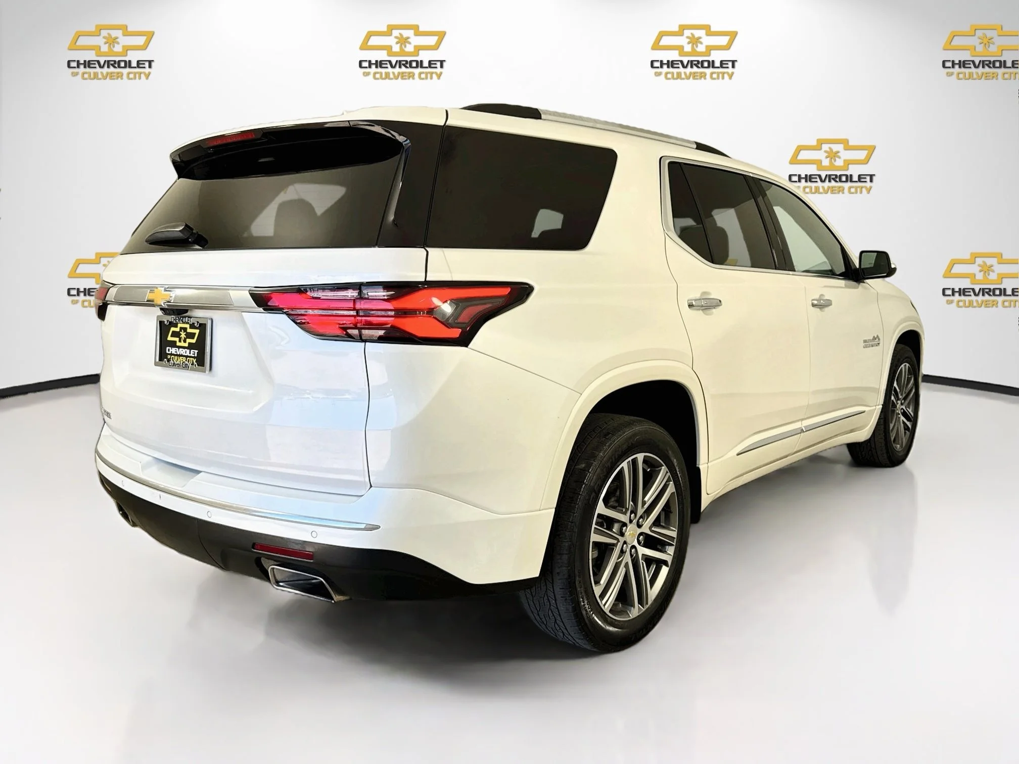 Used 2023 IRIDESCENT PEARL TRICOAT Chevrolet High Country image 8