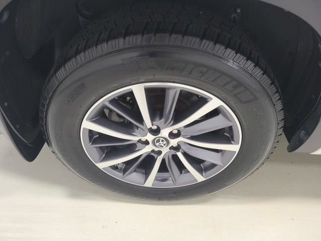 Certified Used 2018 Blizzard Pearl Toyota XLE image 9