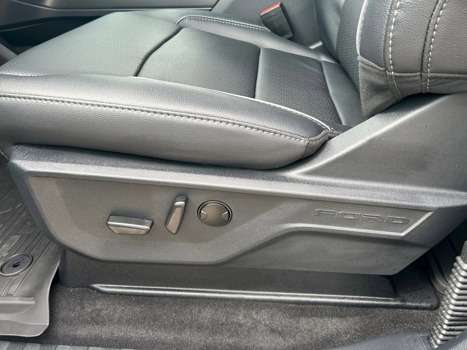 New 2026 Agate Black Metallic Ford Lariat image 15