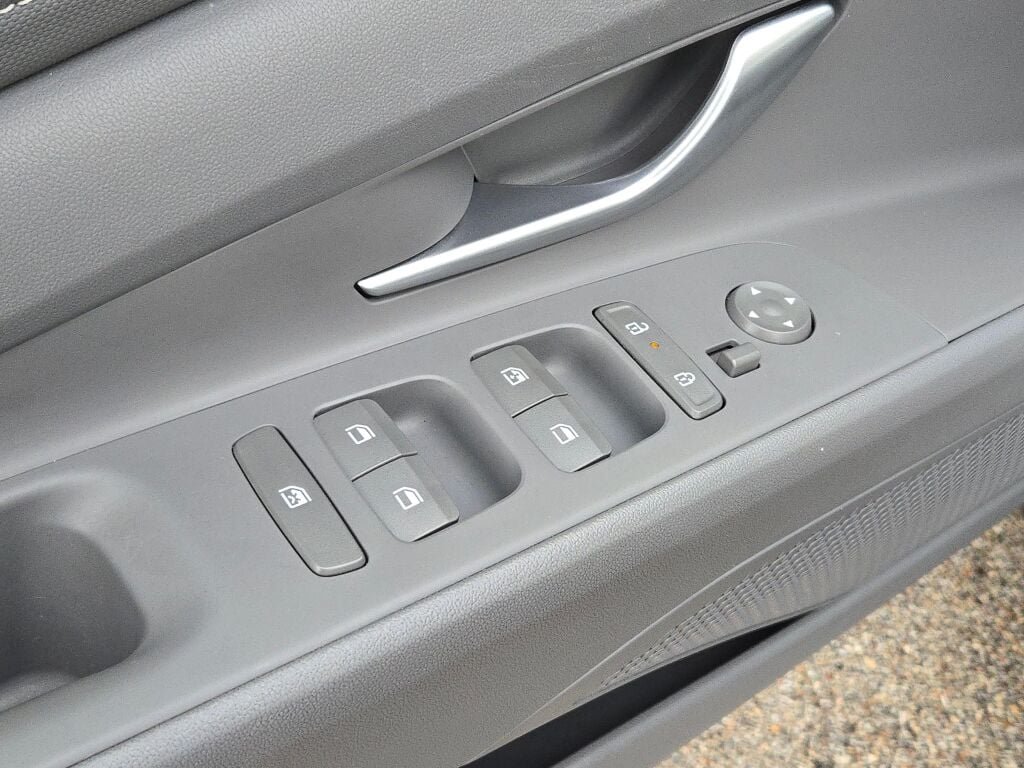 Used 2025 Black Hyundai SEL Convenience image 19