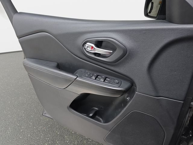 Used 2016 Gray Jeep Limited image 27
