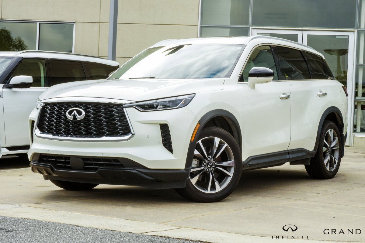 Used 2023 White INFINITI LUXE image 1