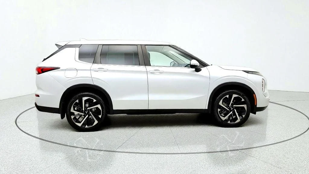 Used 2022 White Diamond Mitsubishi ES S-AWC w/ Convenience Package & 20