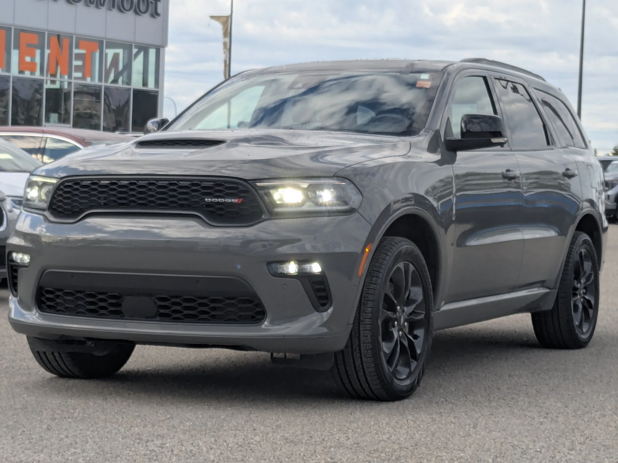 Certified Used 2023 Grey Dodge GT Plus - - AWD - Blacktop Pkg - Park Assist - 10.1 Touchscreen - Captain Chairs & More! image 4