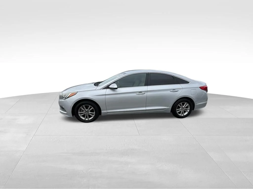 Used 2016 Silver Hyundai SE image 3